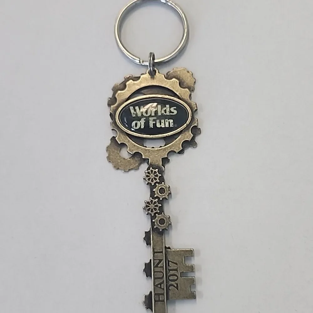 WORLDS OF FUN KEYCHAIN KEYRING HAUNT 2017 AMUSEMENT PARK RIDES STEAMPUNK